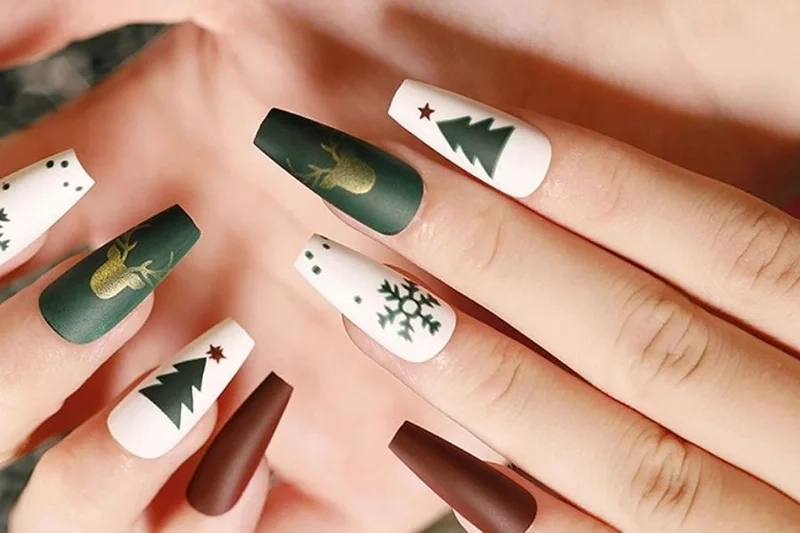 Vẽ noel trên móng tay tạo điểm nhấn đặc biệt cho bộ móng