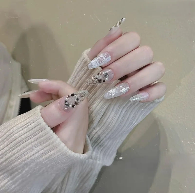 Mẫu nail noel đính đá giúp đôi tay thêm phần sang trọng