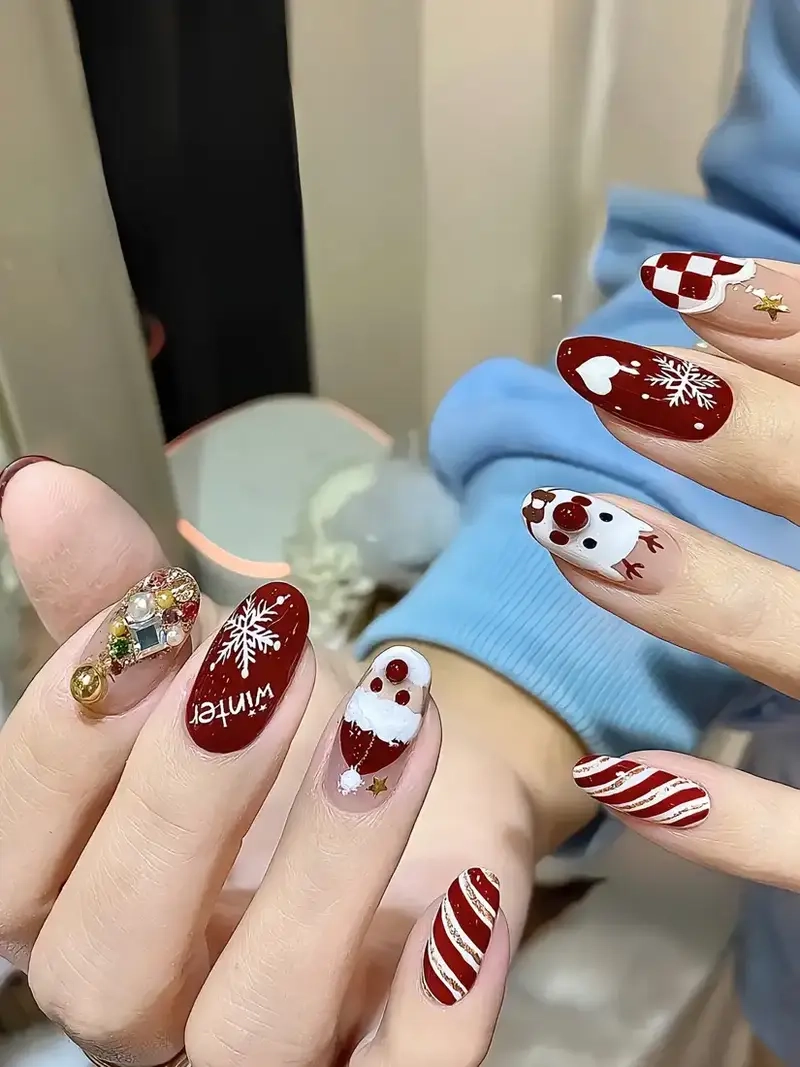 Nail noel nhẹ nhàng phù hợp với phong cách tinh tế