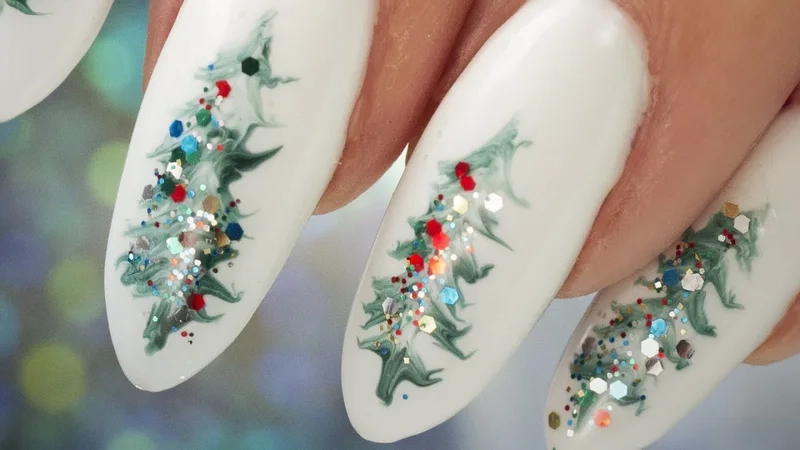 Mẫu nail cây thông giúp nàng có đôi tay rực rỡ Giáng Sinh