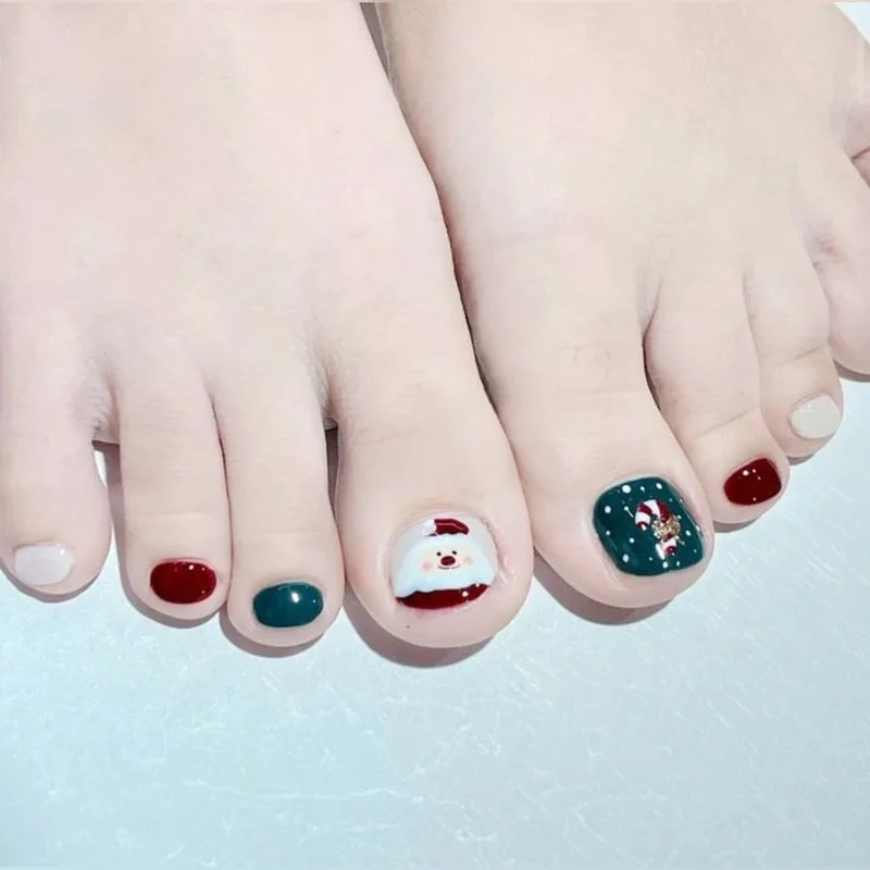 Vẽ móng chân noel giúp nàng có bộ móng tinh tế