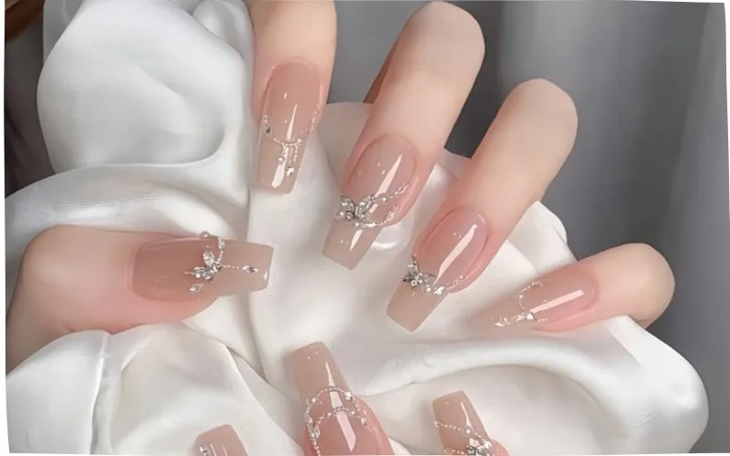 Móng tay đẹp ngày tết đơn giản nhưng vẫn đầy tinh tế