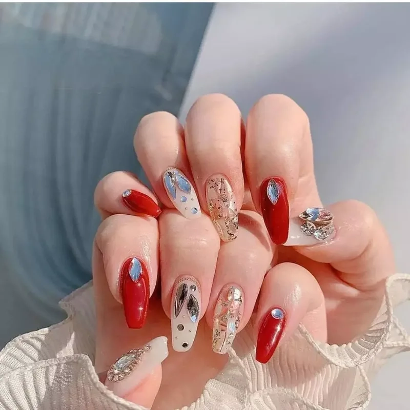 Mẫu nail tết màu đỏ mang lại may mắn và sự rực rỡ trong năm mới
