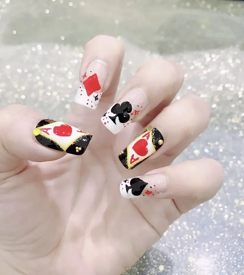 Mẫu nail tết bài độc đáo dành cho nàng yêu thích sự sáng tạo