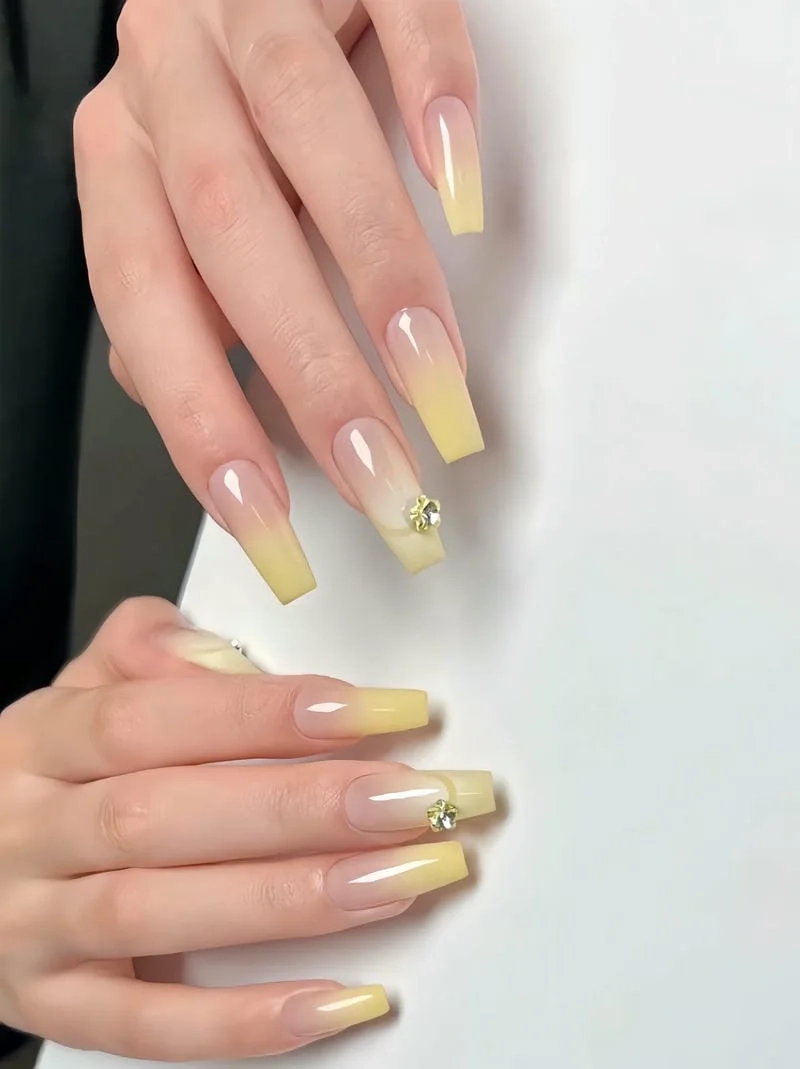 Mẫu nail tết màu vàng rực rỡ giúp nàng thêm phần nổi bật