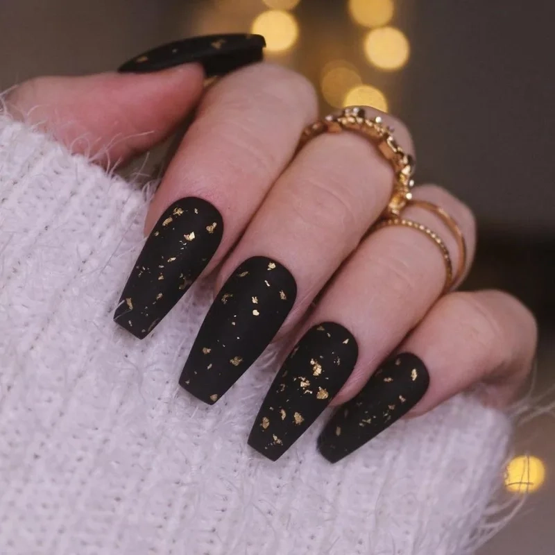 Mẫu nail tết màu đen huyền bí giúp nàng thêm phần cuốn hút