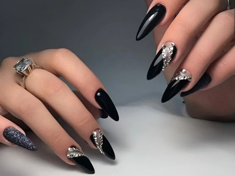 Nail tết màu đen huyền bí phù hợp với nàng yêu thích sự cá tính