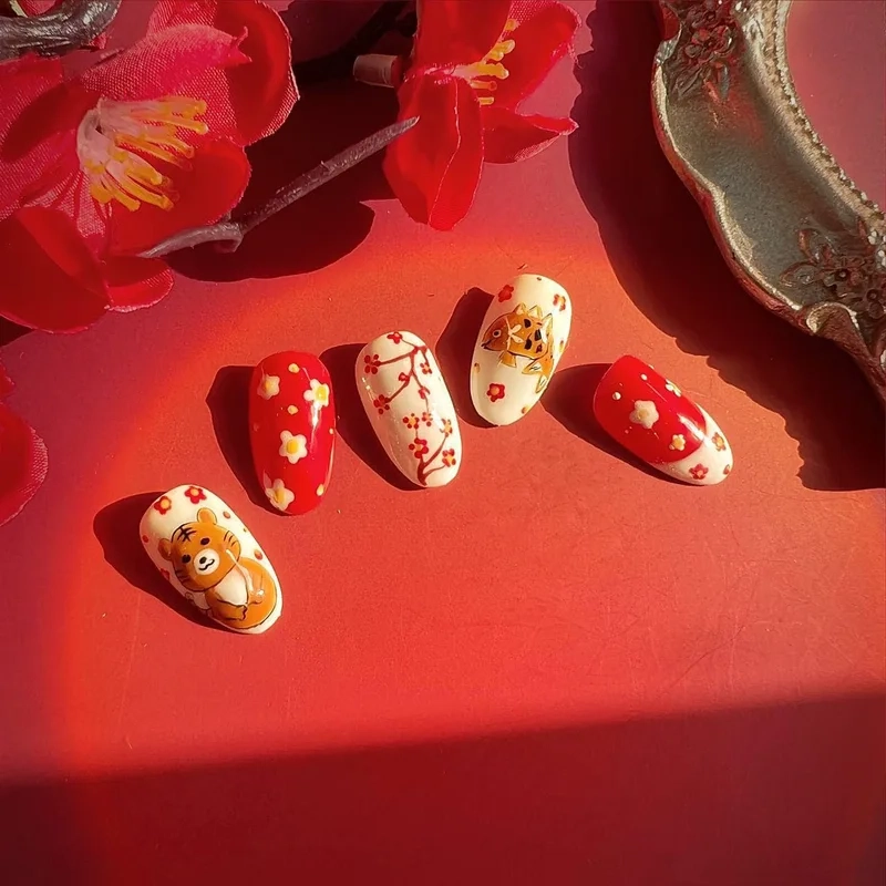 Nail tết nhâm dần mạnh mẽ giúp nàng thêm phần ấn tượng