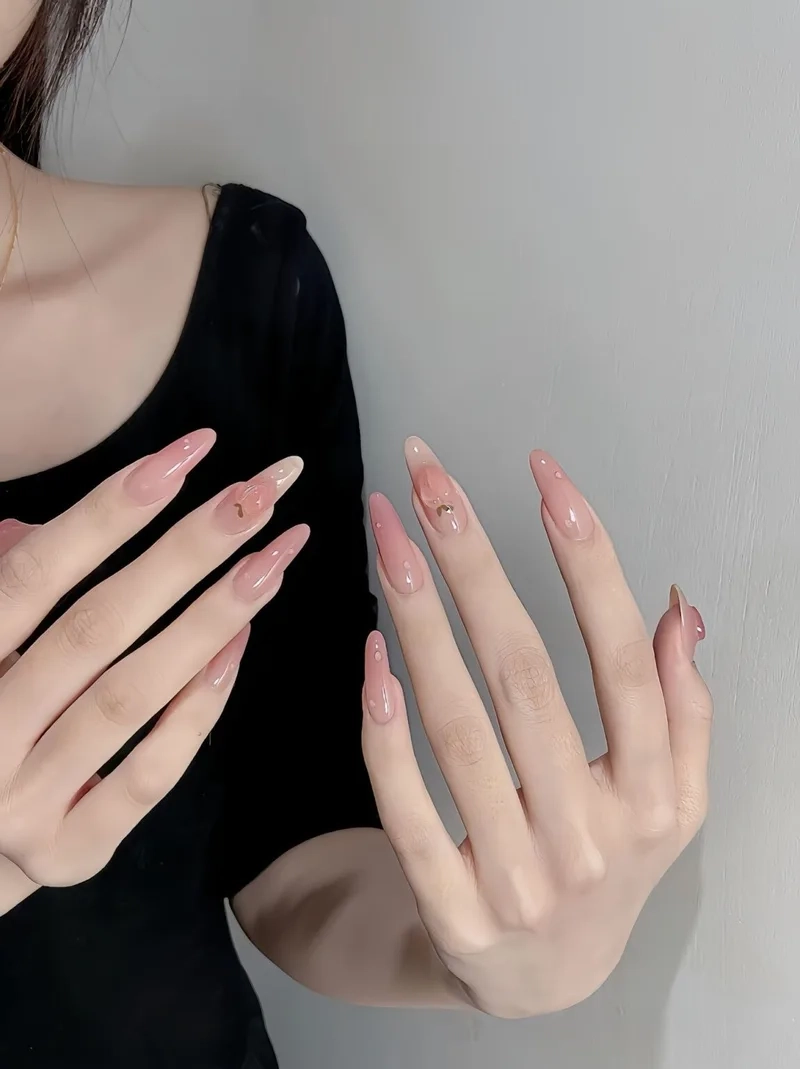Mẫu móng tay thạch giúp đôi tay thêm phần nổi bật