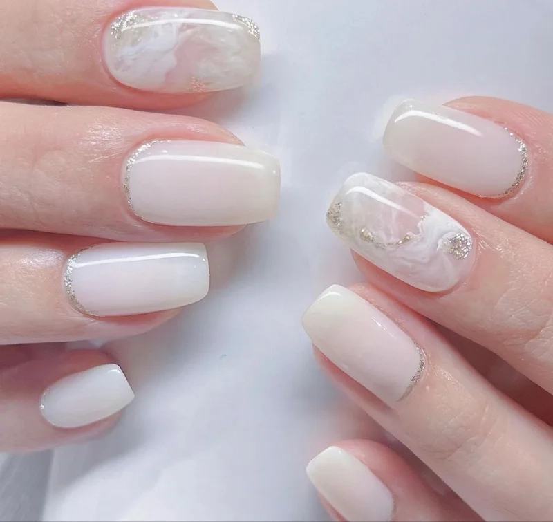 Nail thạch trắng trong suốt giúp bàn tay thêm phần nổi bật