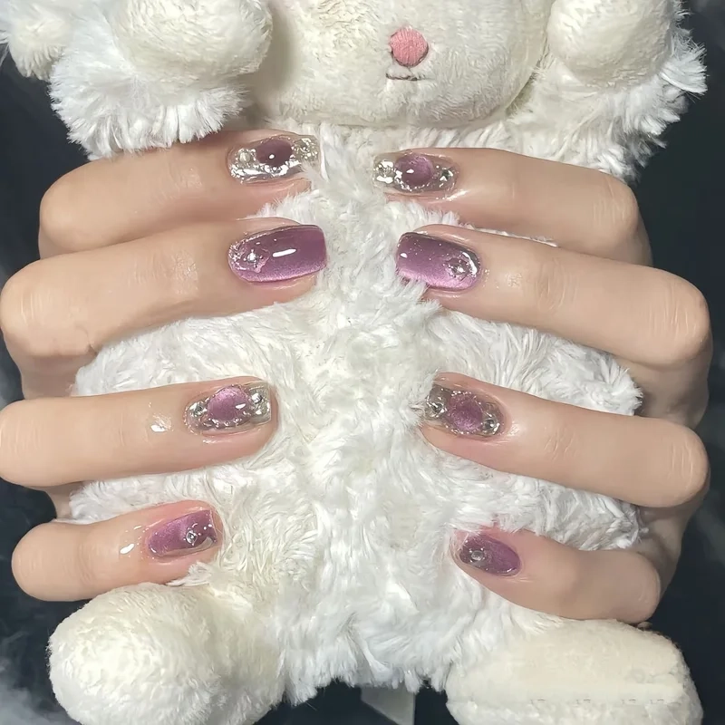 Nail thạch đính đá lấp lánh giúp nàng thu hút mọi ánh nhìn