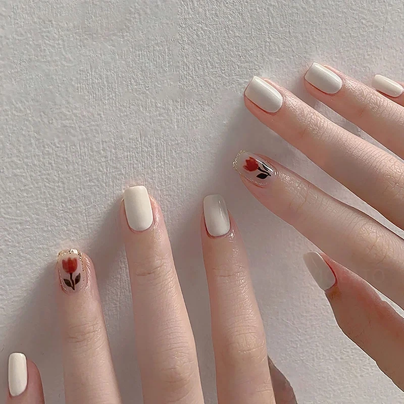 Mẫu nail ngắn trắng tinh tế cho nàng yêu thích sự đơn giản và thanh lịch