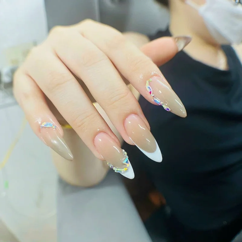 Móng tay đầu trắng nhẹ nhàng phù hợp với mọi phong cách thời trang