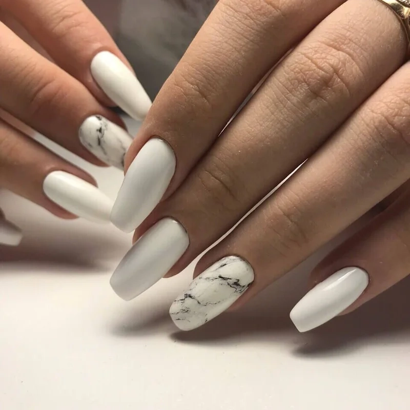 Nails trắng thanh lịch giúp nàng luôn tự tin trong mọi khoảnh khắc