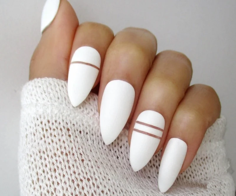 Mẫu nails trắng đẹp tinh tế giúp đôi tay thêm phần quyến rũ