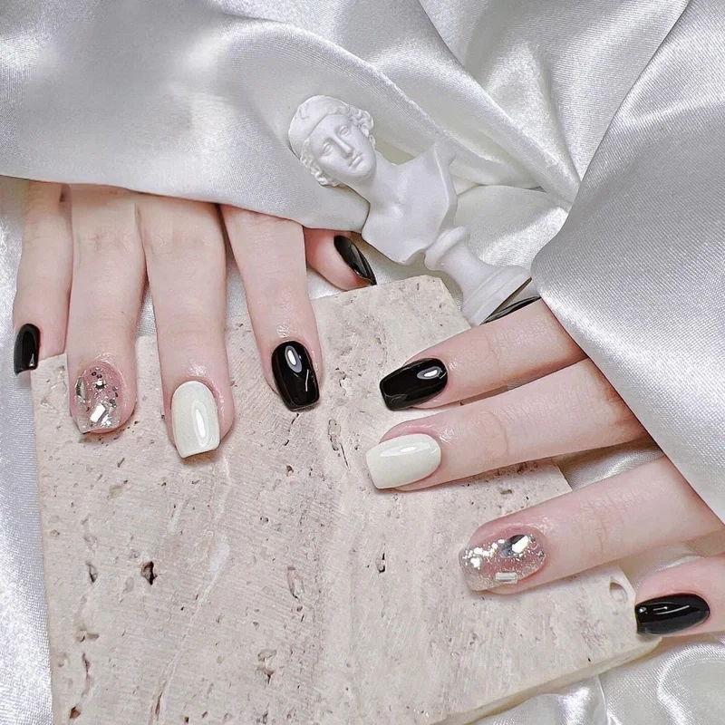 Mẫu nails trắng đen thời thượng giúp nàng thể hiện cá tính riêng