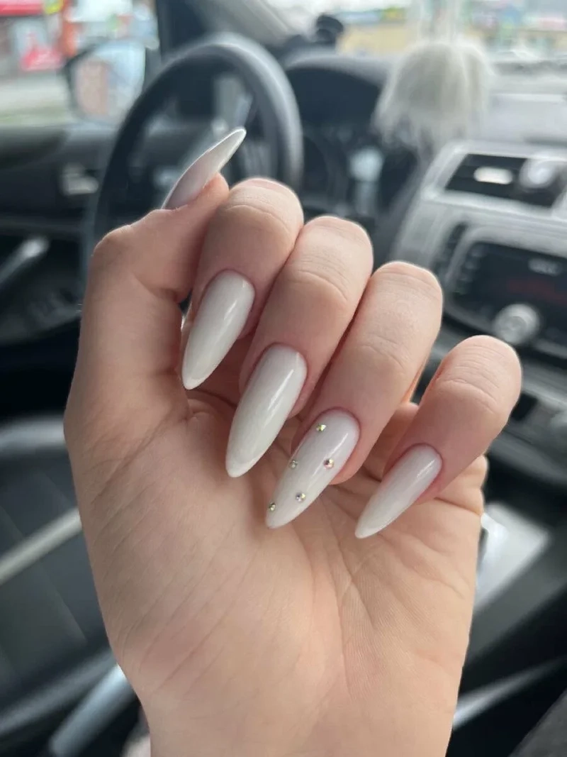 Nails trắng đẹp mang lại vẻ đẹp thuần khiết và thanh lịch