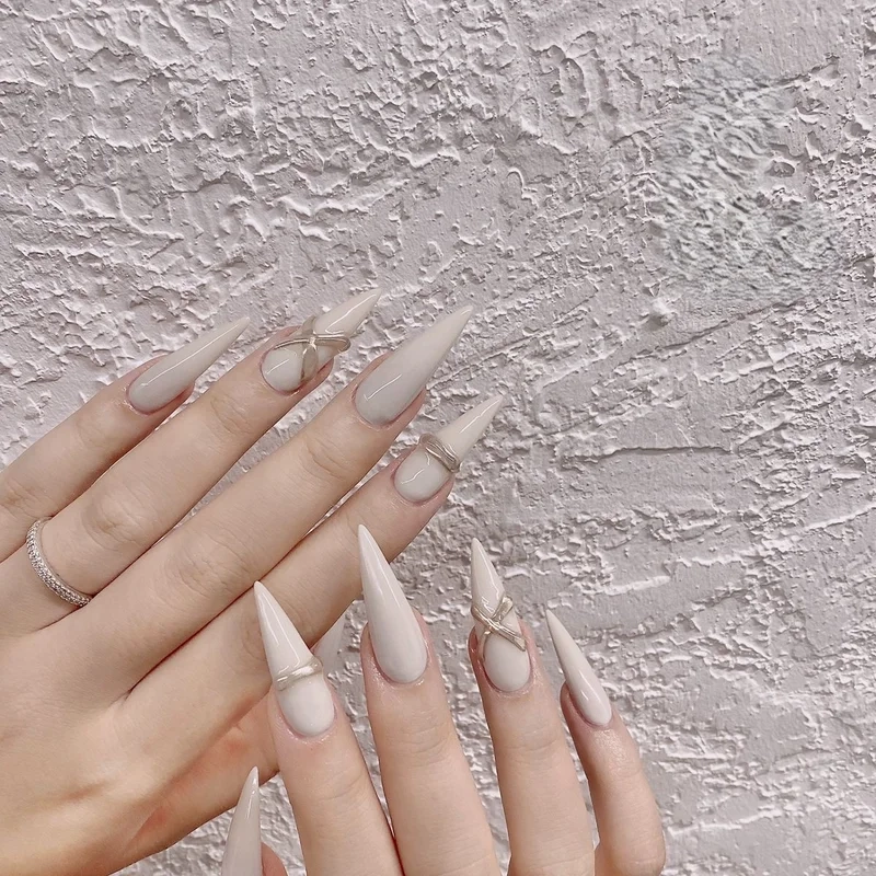 Nail trắng dài sang trọng giúp đôi tay thêm phần quý phái và nổi bật