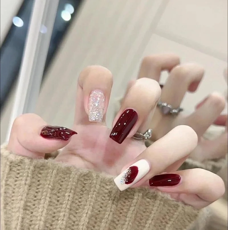 Nails trắng đỏ cuốn hút với sự kết hợp màu sắc đầy ấn tượng