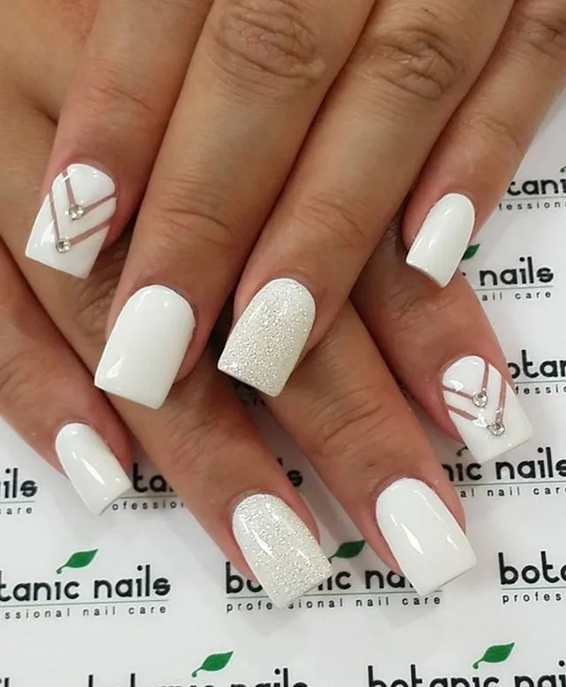 Mẫu nail trắng đính đá sang trọng giúp nàng tỏa sáng trong mọi sự kiện