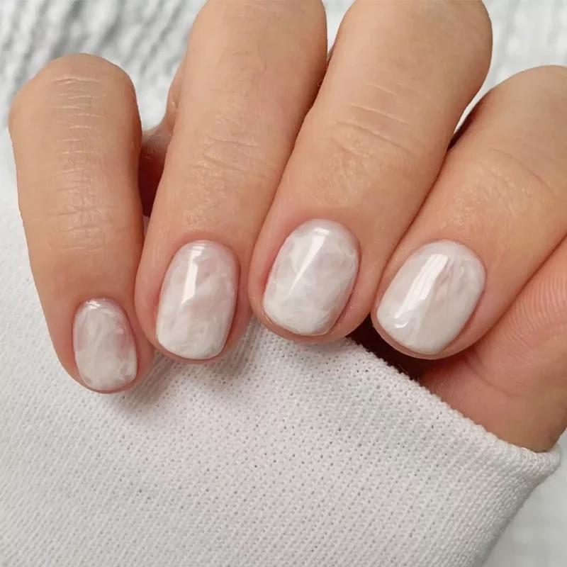 Mẫu nail trắng đơn giản tinh tế nhưng vẫn giữ được nét quyến rũ