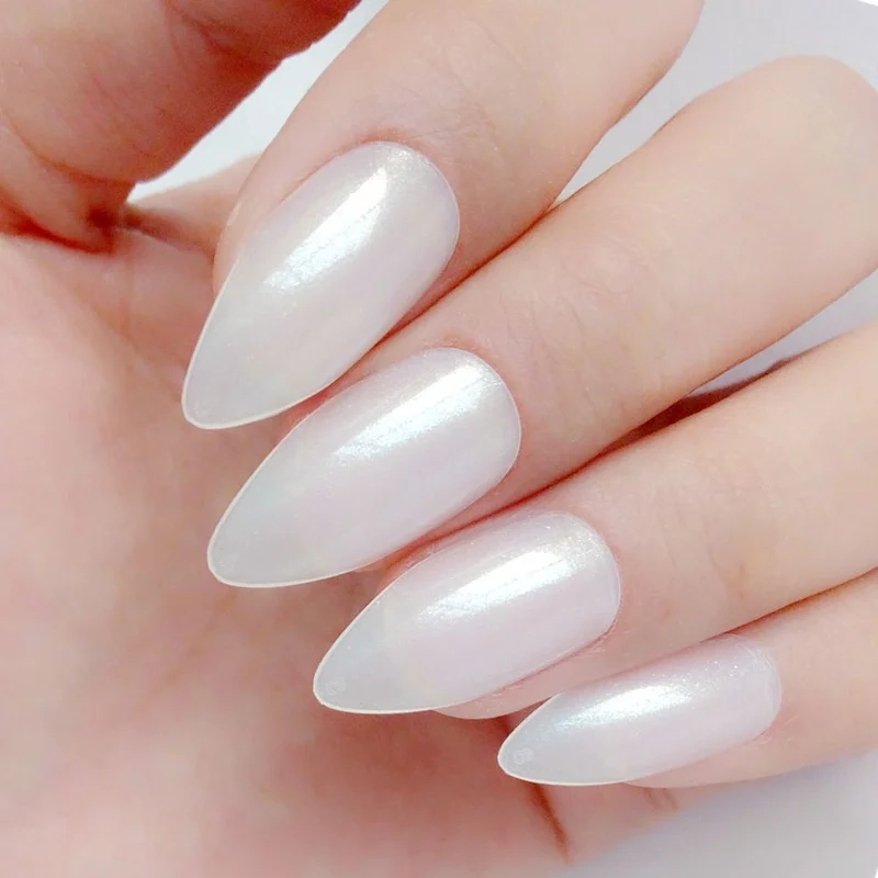 Nail trắng ngọc trai sang trọng giúp nàng nổi bật với vẻ đẹp quý phái