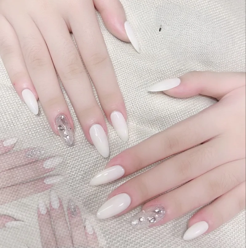 Nail trắng nhọn phong cách cá tính giúp nàng thêm phần tự tin