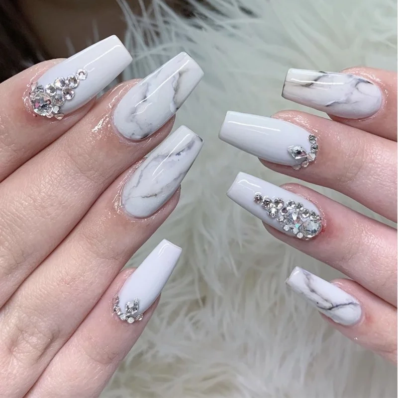 Nail trắng sữa đính đá lộng lẫy giúp nàng tỏa sáng trong mọi ánh nhìn