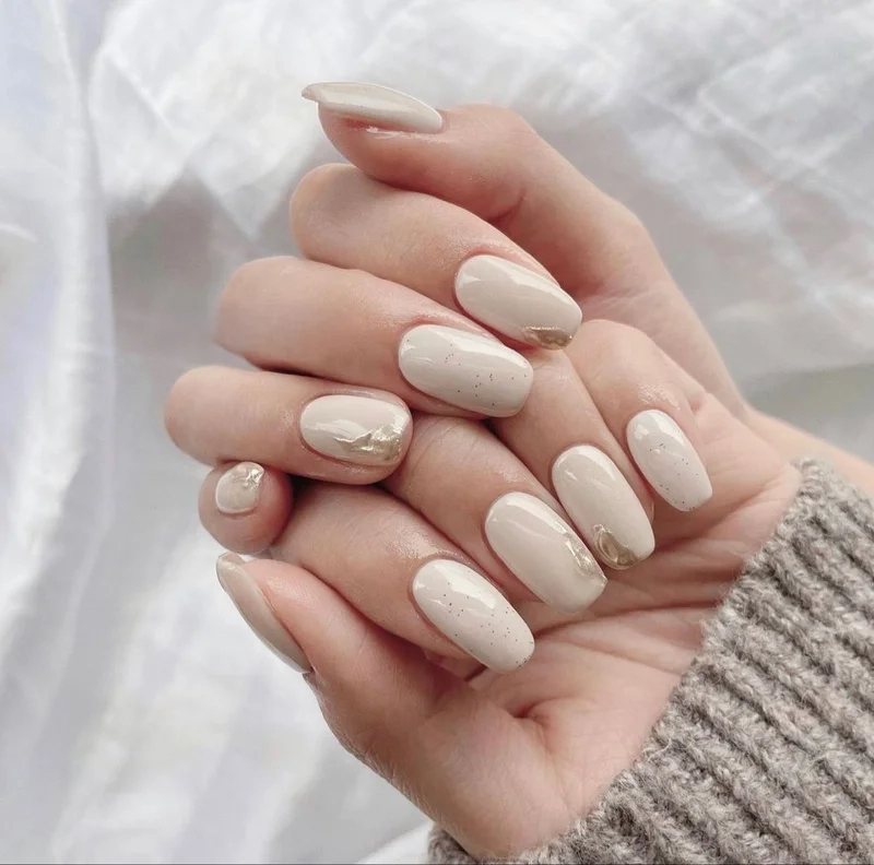 Nail trắng sữa đơn giản nhẹ nhàng phù hợp với nàng yêu thích sự tinh tế