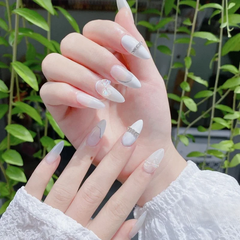 Móng tay giả trắng đen độc đáo phù hợp với nàng yêu thích sự cá tính