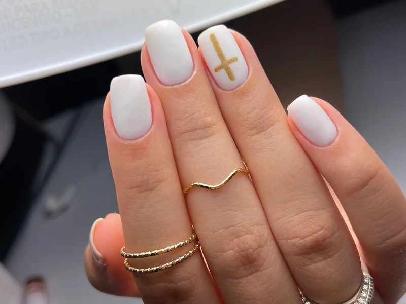 Mẫu nail trắng ngắn thanh lịch giúp bàn tay thêm phần cuốn hút