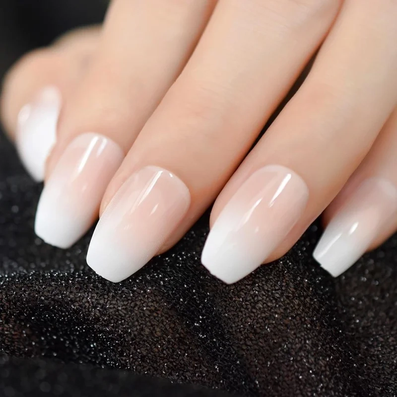 Mẫu nail trắng thạch trong suốt mang lại vẻ đẹp tinh tế và hiện đại