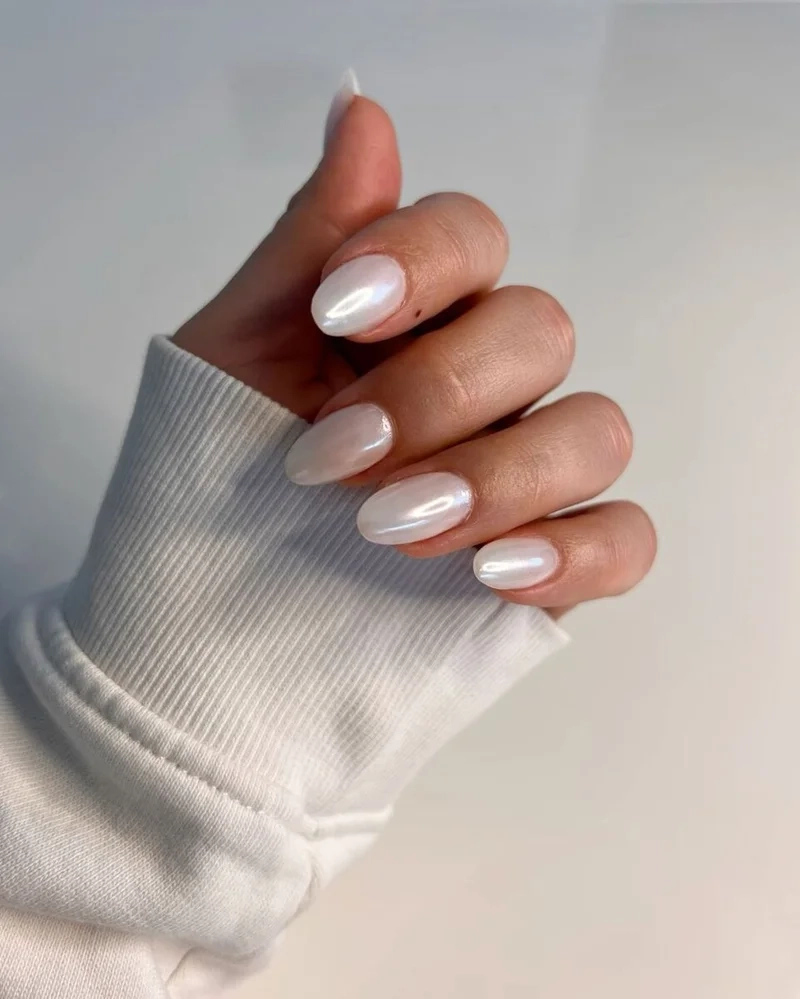 Mẫu nail trắng trơn đơn giản nhưng vẫn tạo được điểm nhấn cuốn hút