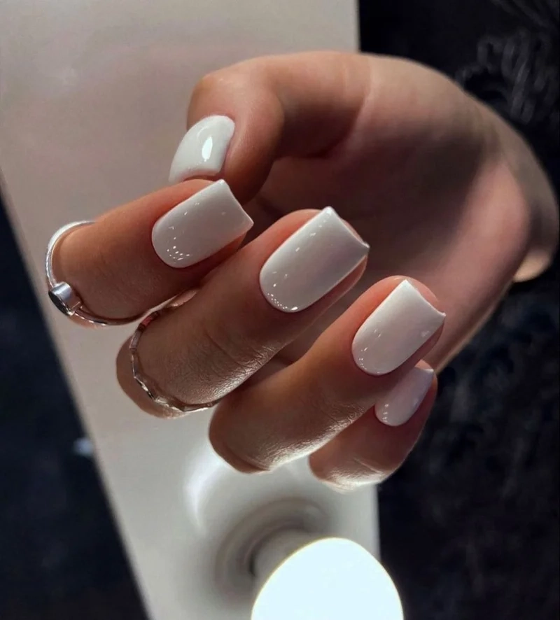 Mẫu nail trắng vuông cá tính giúp nàng thể hiện phong cách riêng biệt