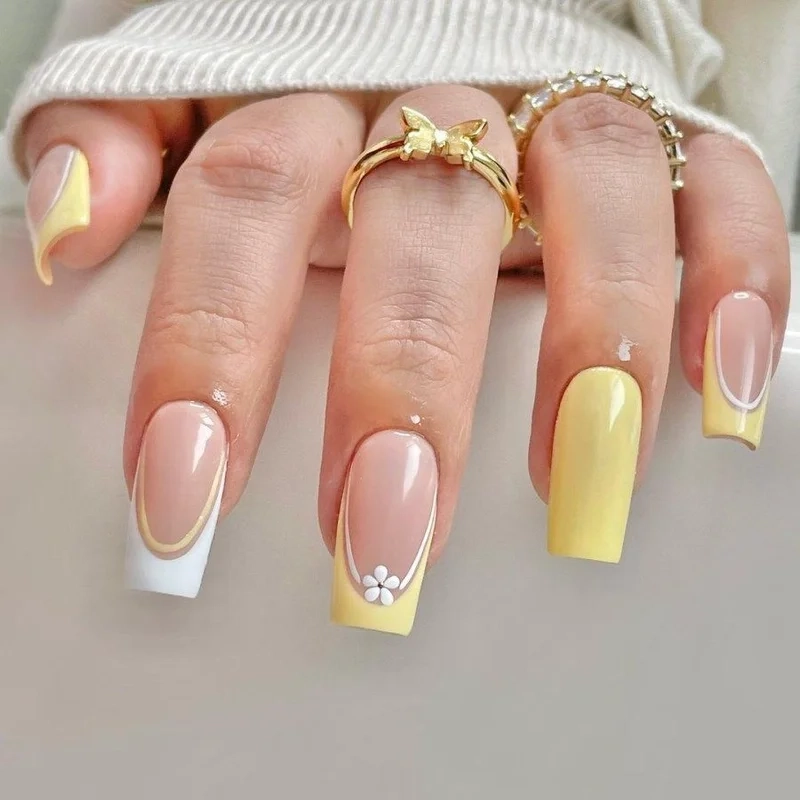 Mẫu nail trắng vàng nổi bật với sự kết hợp màu sắc đầy ấn tượng