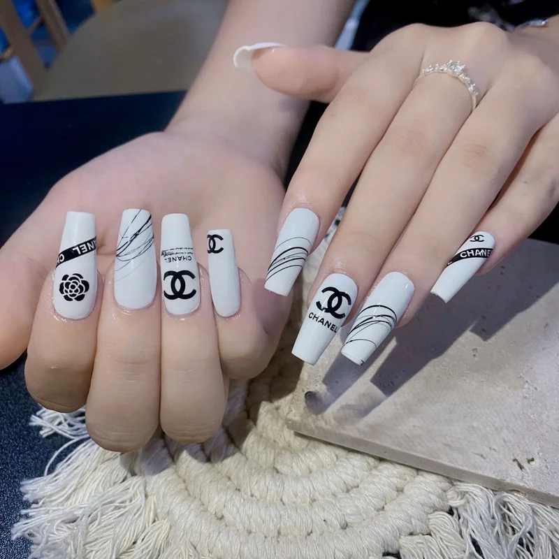Nail trắng chanel sang trọng giúp nàng thêm phần quý phái