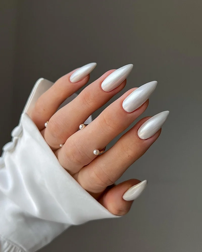 Nail trắng form tròn nhọn phù hợp với mọi phong cách từ dịu dàng đến cá tính