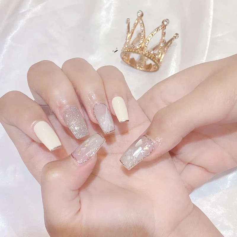 Nail trắng kim tuyến lấp lánh giúp bàn tay thêm phần nổi bật
