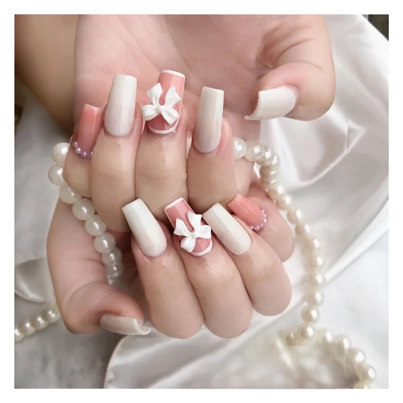 Móng tay hồng trắng nhẹ nhàng mang lại vẻ đẹp ngọt ngào và nữ tính