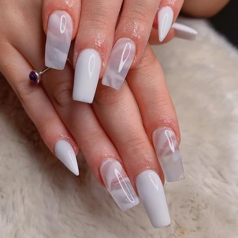 Nail trắng loang xu hướng mới giúp nàng trở nên thời thượng