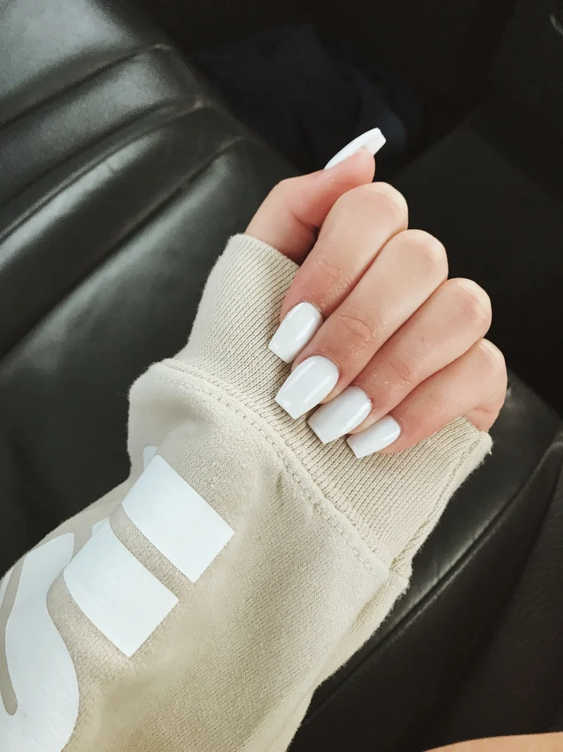 Nail trắng lì đơn giản nhưng vẫn giữ được nét tinh tế và thanh lịch