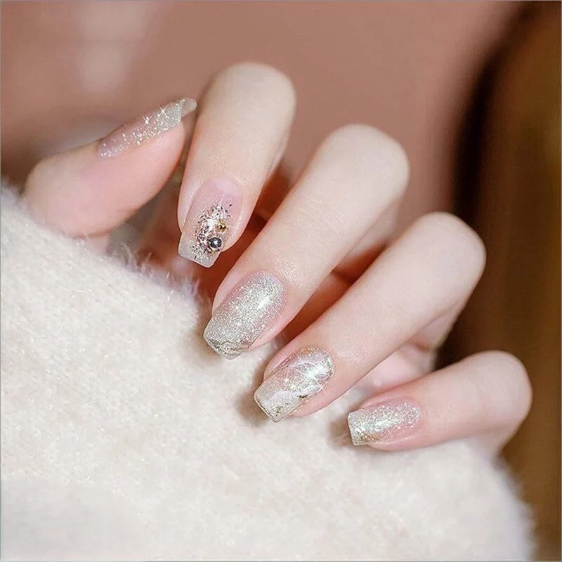 Nail trắng lấp lánh giúp nàng tỏa sáng trong mọi ánh nhìn