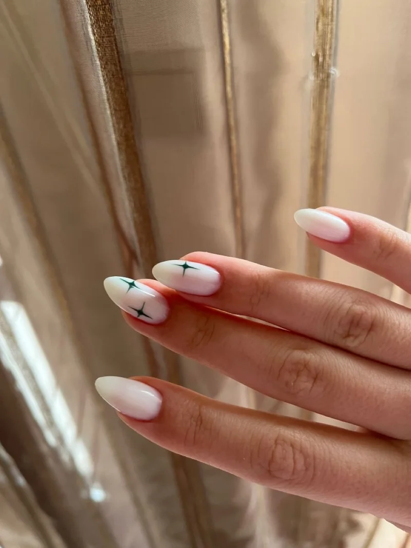 Nail trắng móng nhọn tạo ấn tượng mạnh mẽ cho nàng yêu thích sự khác biệt