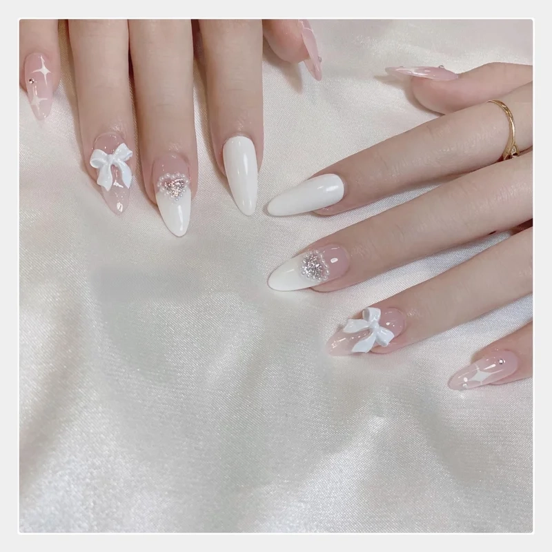 Nail trắng nơ dễ thương phù hợp với nàng yêu thích phong cách nữ tính
