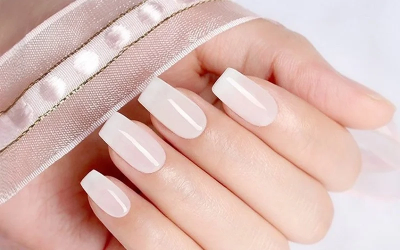 Nail trắng nước gạo dịu dàng phù hợp với mọi làn da