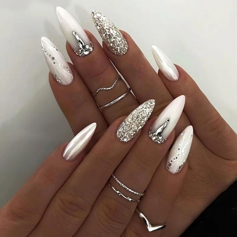 Nail trắng sang chảnh giúp nàng nổi bật với vẻ ngoài thanh lịch
