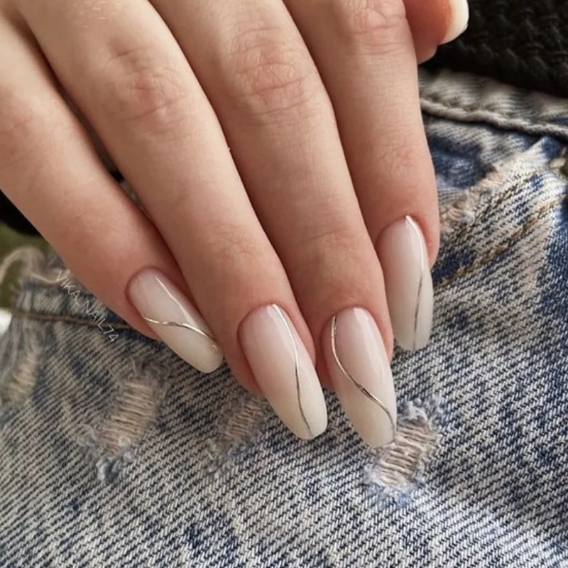 Nail trắng sữa chua độc đáo mang lại cảm giác tươi mới và tinh tế
