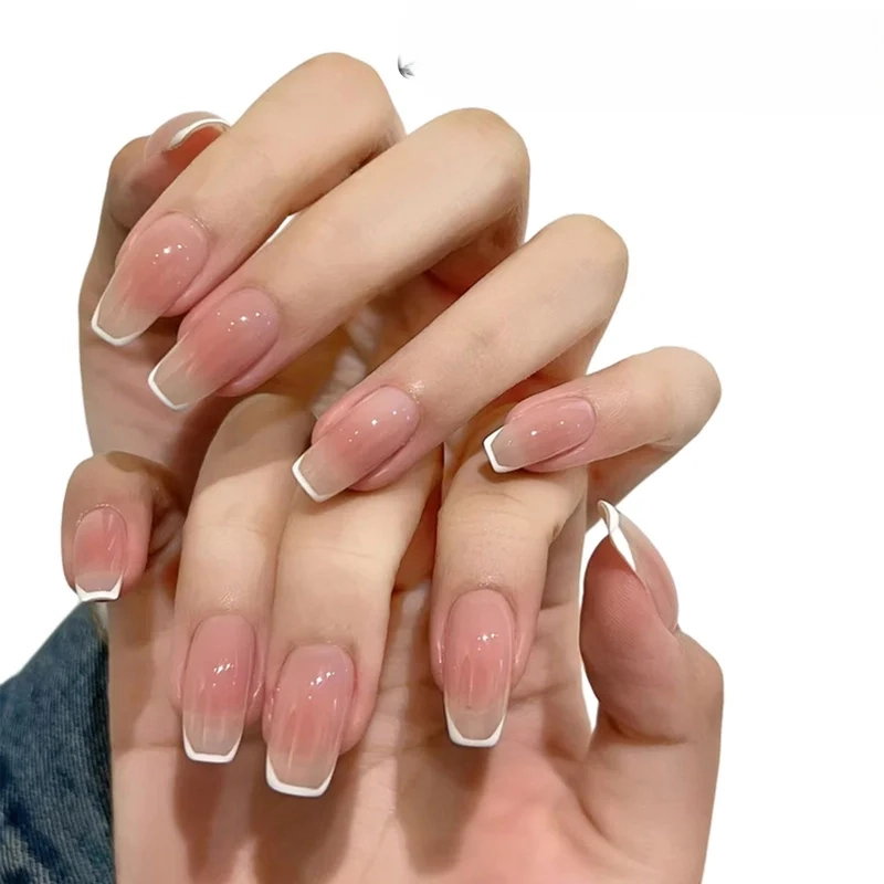 Móng tay kẻ viền trắng phong cách hiện đại giúp bàn tay thêm phần nổi bật