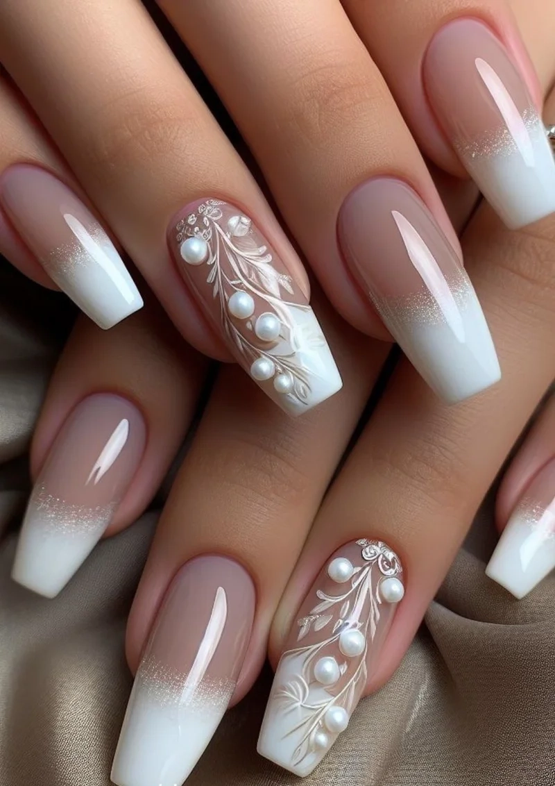 Nail trắng đính charm sang trọng giúp nàng thu hút mọi ánh nhìn