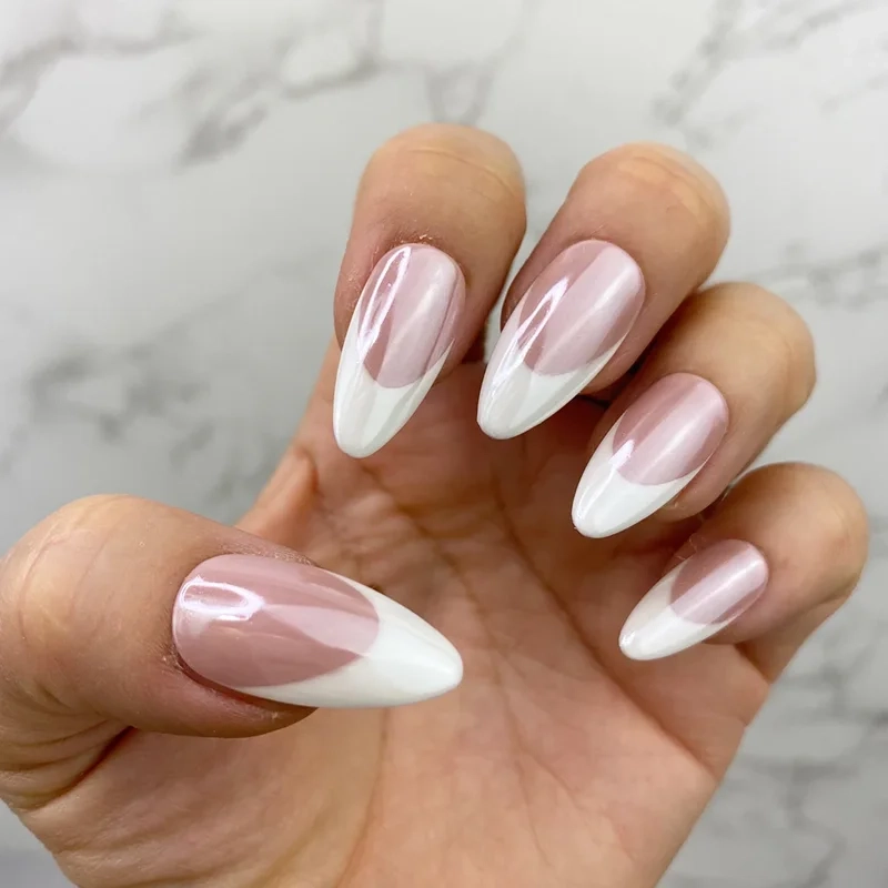 Nail trắng đầu móng đơn giản nhưng vẫn giữ được vẻ đẹp cổ điển